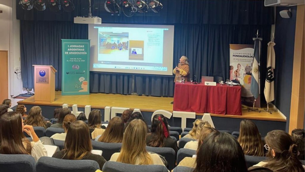 Lic. Vanina García, jefa de Fonoaudiología de Santa Catalina, en las Primeras Jornadas Argentinas de Afasiología