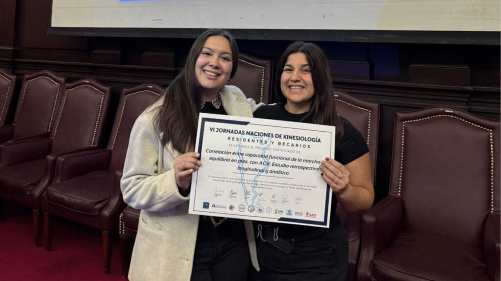 Profesional de Santa Catalina recibiendo reconocimiento en las VI Jornadas Nacionales de Kinesiología, Facultad de Medicina UBA