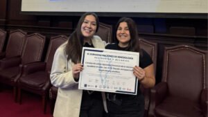 Profesional de Santa Catalina recibiendo reconocimiento en las VI Jornadas Nacionales de Kinesiología, Facultad de Medicina UBA