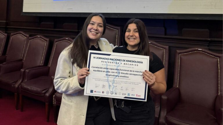 Profesional de Santa Catalina recibiendo reconocimiento en las VI Jornadas Nacionales de Kinesiología, Facultad de Medicina UBA